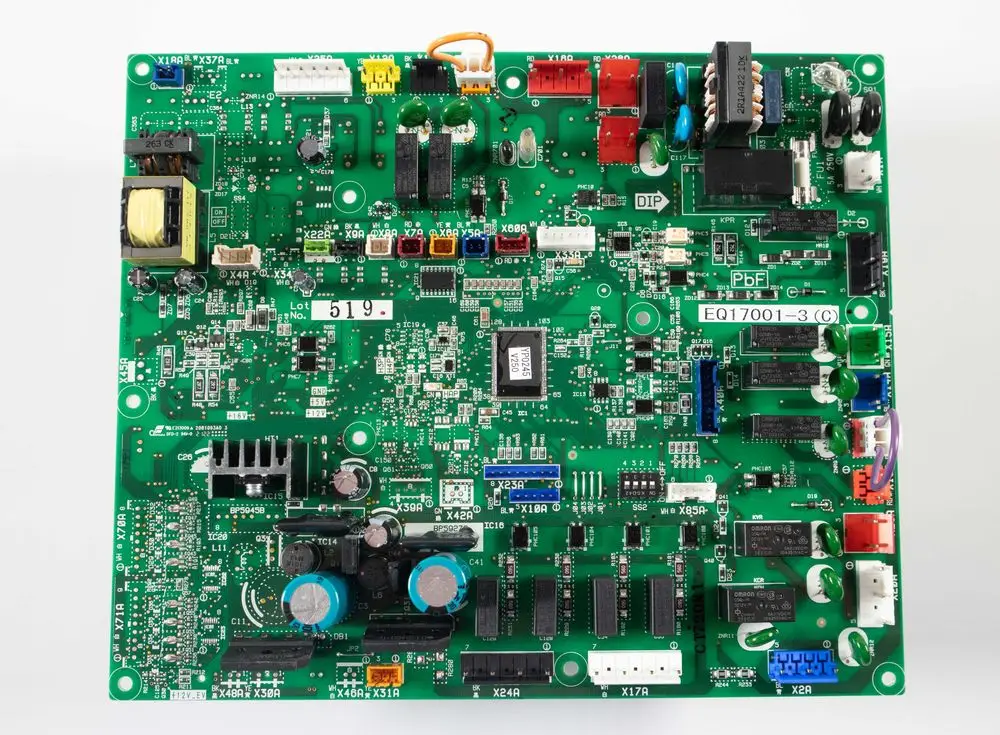Grüne Leiterplatte mit verschiedenen elektronischen Komponenten, Anschlüssen und Beschriftungen, möglicherweise zur Verwendung in einem Daikin Produkt.